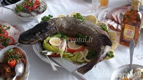 Farširuota lydeka paruošta kepimui orkaitėje