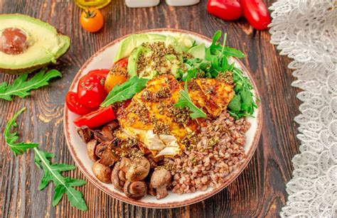 Dubuo su grikių salotomis ir daržovėmis