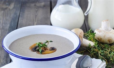 Vegetariška grybų ir makaronų sriuba su grietinėle