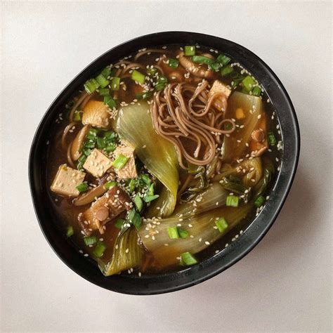 Azijietiška miso sriuba su soba makaronais ir tofu
