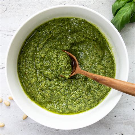 Pesto padažo gaminimas grūstuvu ir piestu