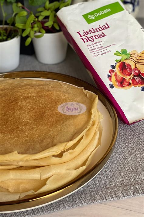 Lėkštė su krūva plonų, gražiai iškeptų lietinių blynų