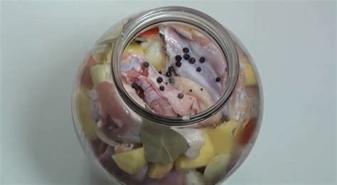 Vištienos gabaliukai stiklainyje paruošti kepimui