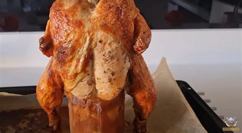 Višta, apversta ant stiklainio, kepanti orkaitėje