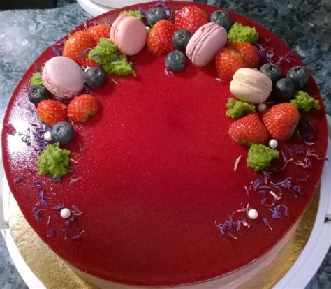 Torto dekoravimas šokolado drožlėmis, uogomis ir karamelės siūlais