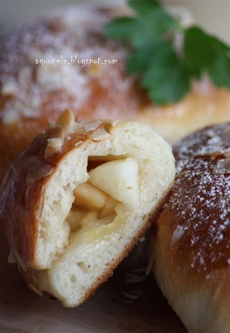 Paruoštos mielinės bandelės su obuolių įdaru