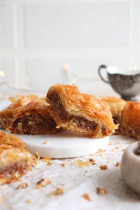 graikiška baklava su riešutais ir medaus sirupu