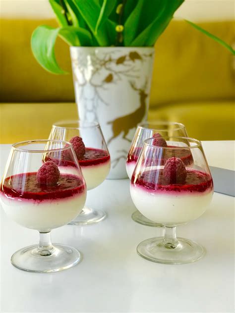Panna Cotta indeliuose su aviečių padažu