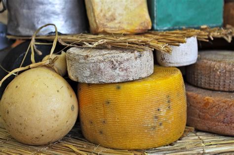 Itališki ingredientai: sūriai, aliejus, vynas