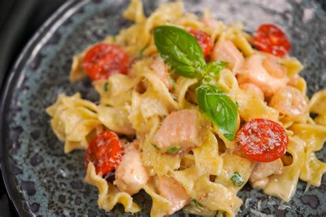 Patiekalas: Burrata su greipfrutais ir lašiša