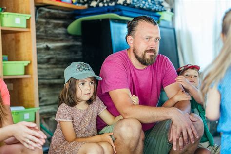 vaikai pusryčiauja lauke darželyje