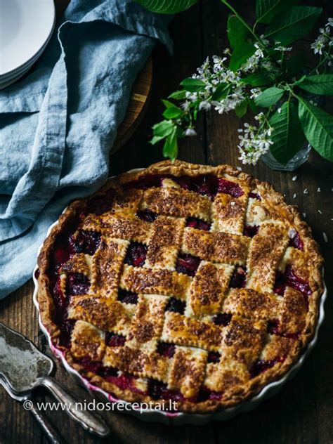 Rabarbarų, braškių ir aviečių įdaras pyragui