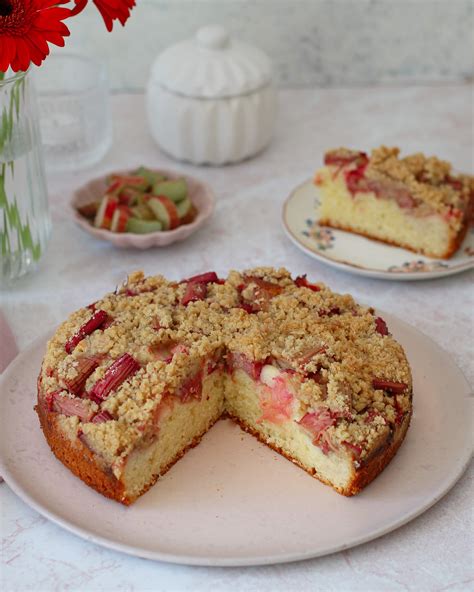 Paruoštas rabarbarų pyragas su obuoliais ir uogomis