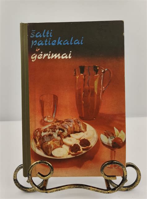 Įvairūs patiekalai ir gėrimai su bruknėmis