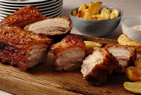 Kepta šoninė su svogūnais - įdaras bulvių kukuliams