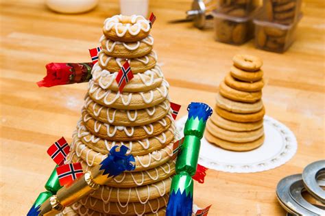 Šventinis norvegiškas Kransekake migdolų tortas-bokštas