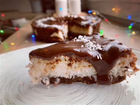Bounty tortas su kokoso įdaru ir šokolado glaistu