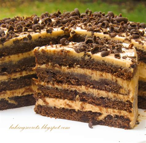 Šokoladinis tortas su Rududu pertepimu ir uogomis