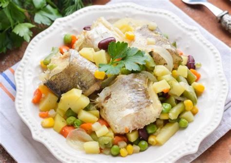 Tradicinis portugalų Bacalhau patiekalas su bulvėmis ir daržovėmis