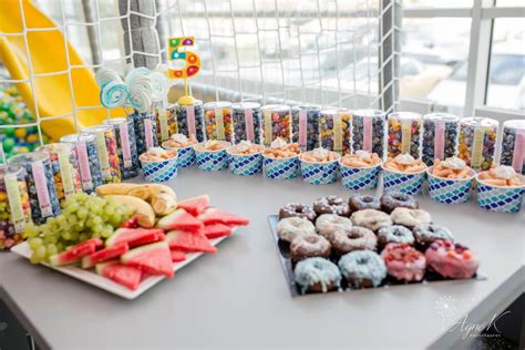 Vaikų gimtadienio stalas su skanėstais