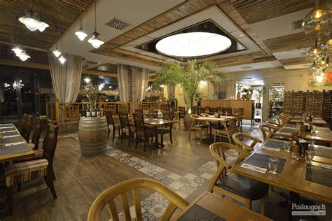 Plento Grill & Wine restorano interjeras ir atvira virtuvė