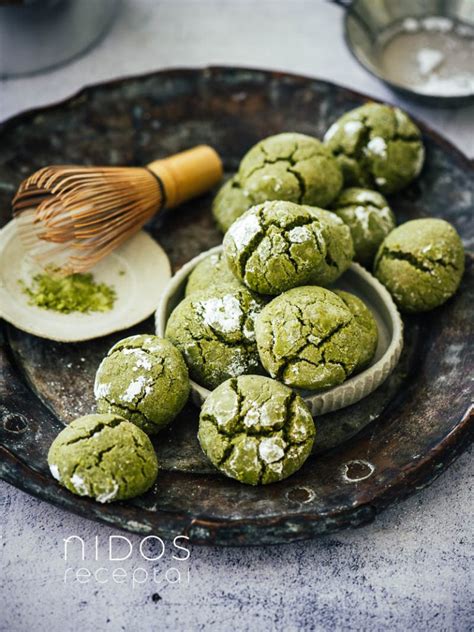 Modernūs smėliniai sausainiai su matcha ir levandomis