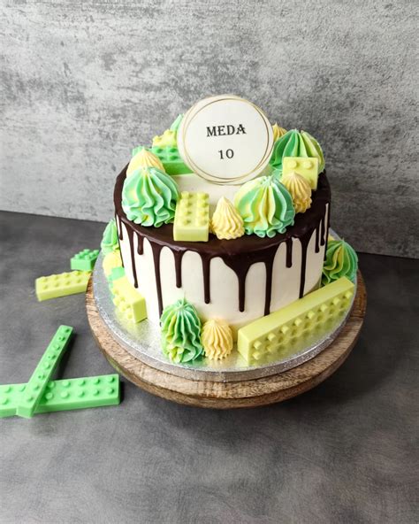 Lego gimtadienio tortas su cukrinės masės dekoracijomis
