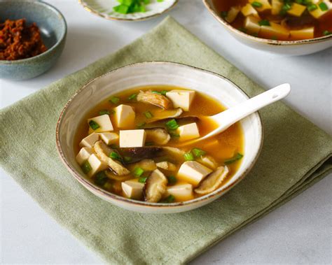 Tradiciniai japoniški pusryčiai su miso sriuba ir ryžiais