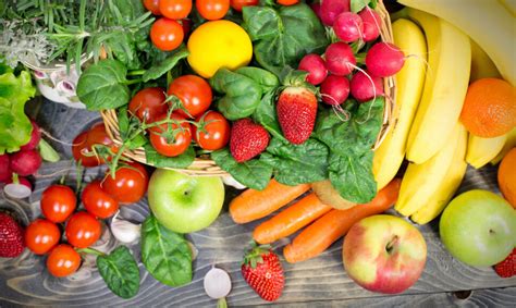 Vasaros vaisiai ir uogos desertams