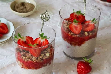 Sveikas avižinių dribsnių desertas su vaisiais