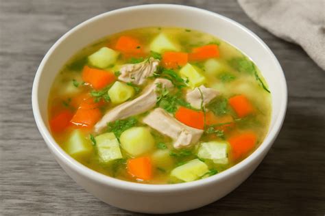 Vištienos sriuba su daržovėmis