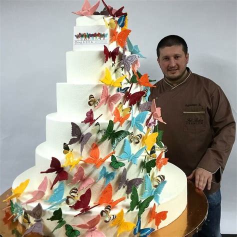 Profesionalaus konditerio rankomis puošiamas tortas