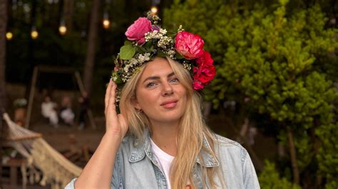 Nuotrauka: žmonės dalijasi pyragais ir aukojasi