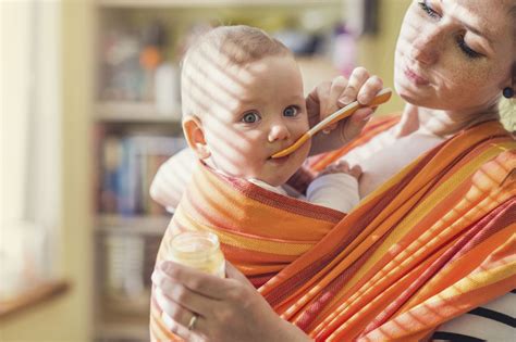 Laiminga mama su kūdikiu, gaminanti maistą