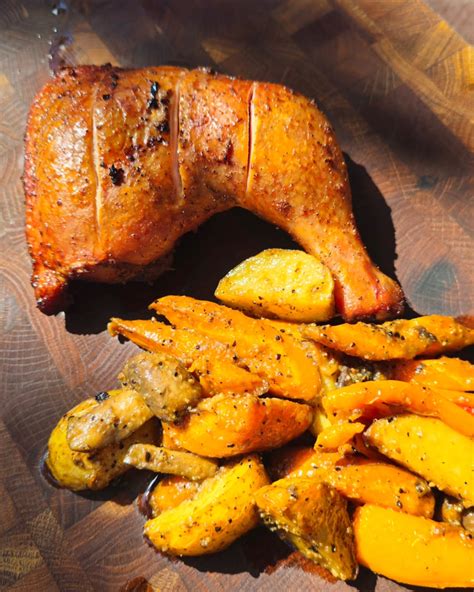 Kepti vištienos ketvirčiai su dūmo aromatu kamado grilyje