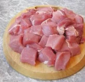 Mėsos gabalėliai, supjaustyti vienodo dydžio kubeliais šašlykams