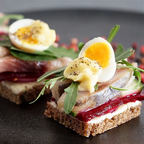 Daniski sumustiniai su silke ir bulve