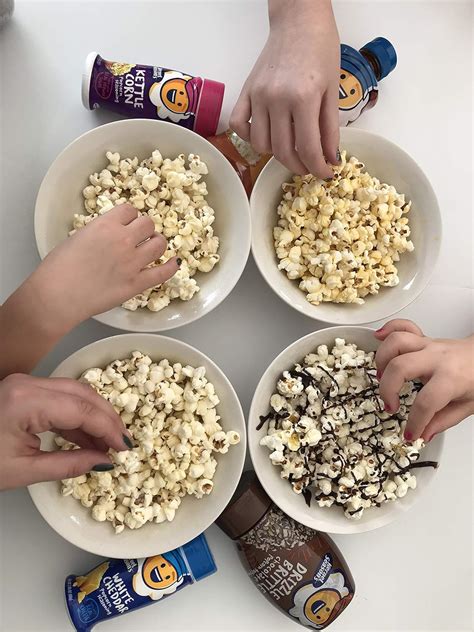 Pateiktas pavyzdys, kaip Kernel Seasons prieskoniai gali būti naudojami ruošiant popkorną