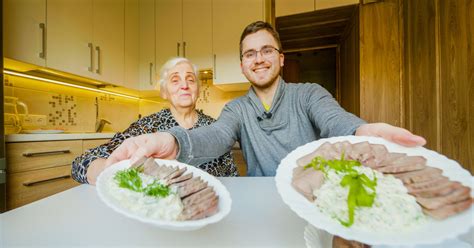 Močiutės gaminanti maistą su anūku