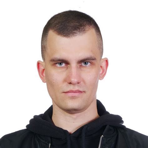 Pavel Kolesnik su uzbekišku kazanu, gaminantis plovą