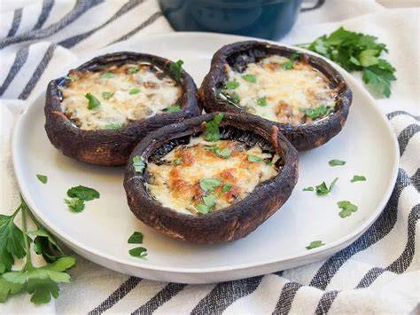 Portobello pievagrybiai su triušienos įdaru ant grilio