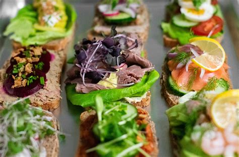 Įvairūs skandinaviški sumuštiniai smørrebrød