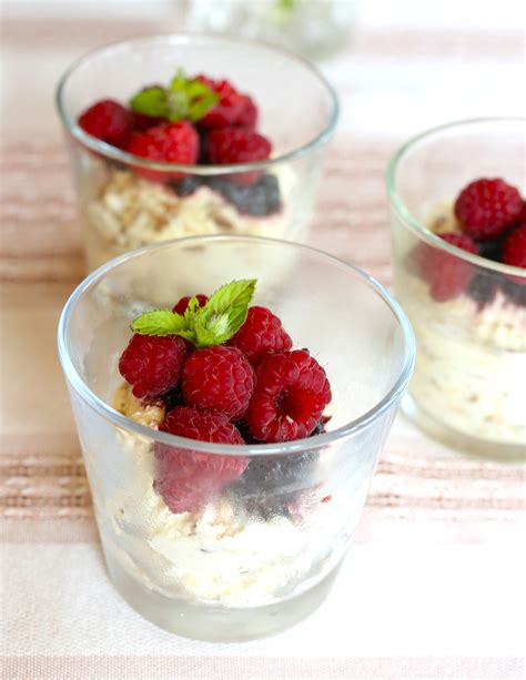 Lengvas desertas su granola, grietinėle ir avietėmis stiklinėje