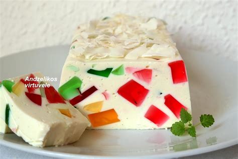 Spalvingas želė ir varškės desertas