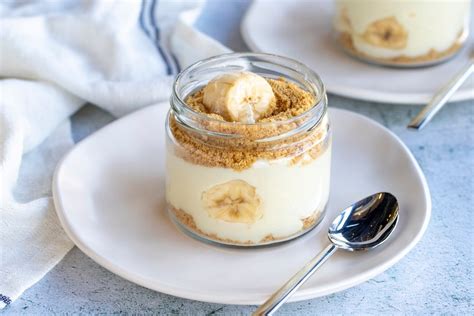 Gaivus želatininis desertas su bananais ir grietine