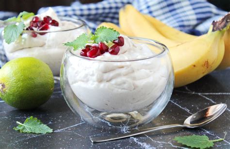 Įvairūs bananų desertų variantai indeliuose