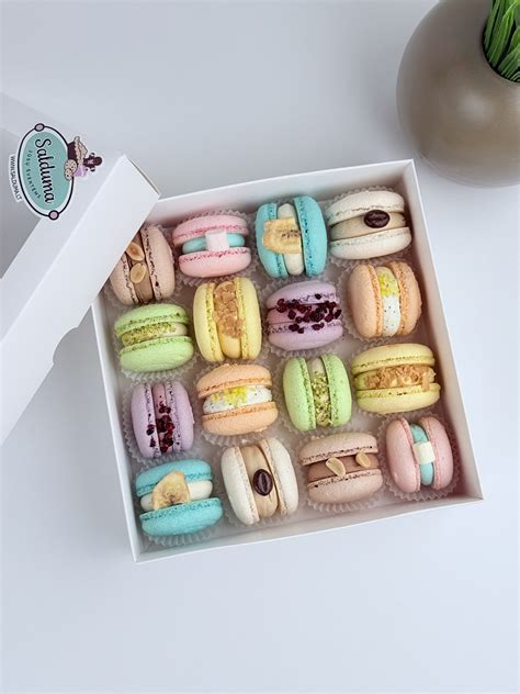 spalvingi prancūziški macarons desertai