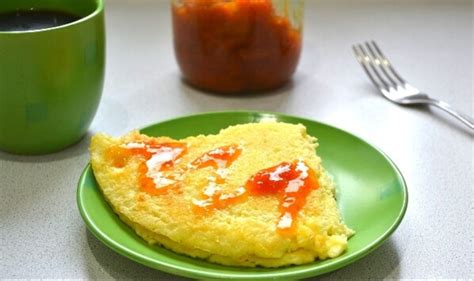 Tradicinis omletas su varške ir šviežiomis žolelėmis