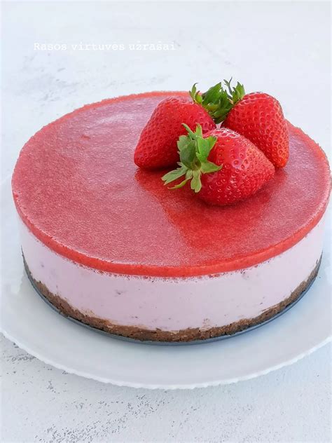 Gaivus nekeptas jogurtinis tortas su braškėmis