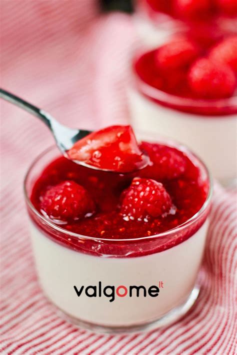 Panna Cotta su avietėmis ir migdolų pienu